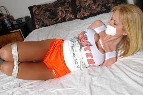 yousickfuckletmeview:Hooters girls <3