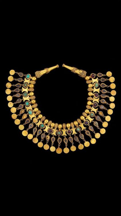 Bactrian ornament for the neck of a robe from Tillya Tepe, Tomb V. Dated from 1st century BC-1st cen