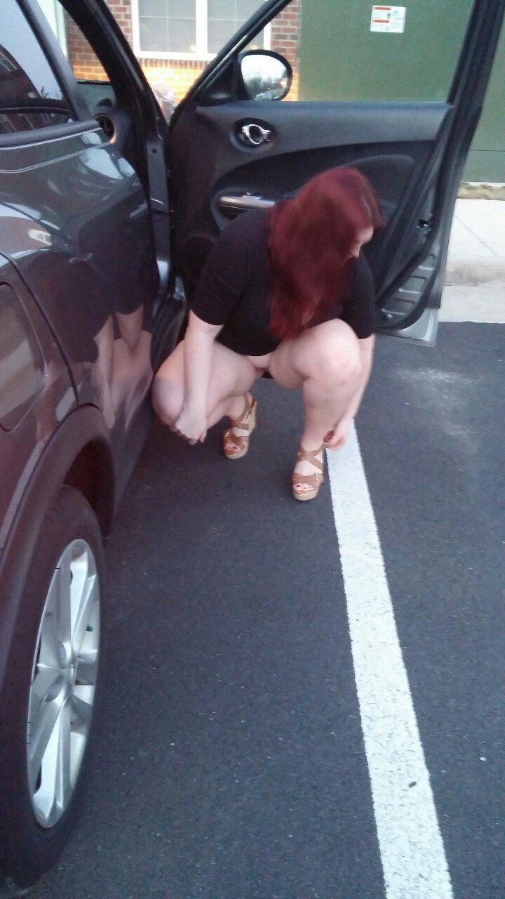 bbwsrock:  weliketoplay7384:  She knows what I like… panty free… EZ      (via