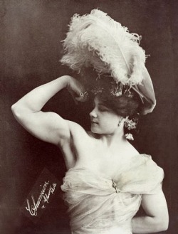 denisebefore:  Laveria; Vaudeville Strongwoman glasier c.1897 