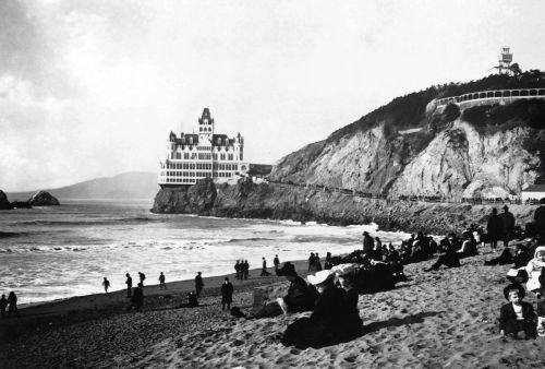 maisons-et-chateaux:Vie et mort de l'Hôtel restaurant Cliff House à San Francisco (1896 – 1907).Détruit le 7 septembre 1907 par un incendie qui fit suite à un tremblement de terre.