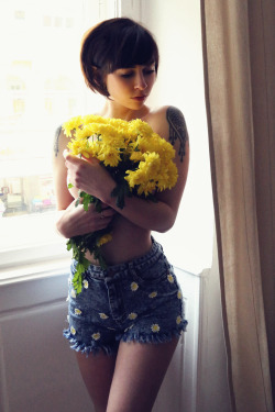 noralovely:  ❊Nora Lovely ❊Instagram:noralovelyShorts is from http://www.pretty-attitude.com/