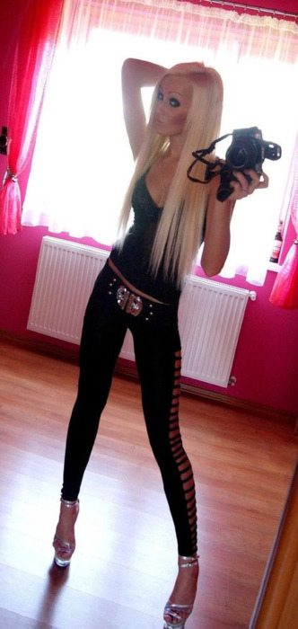bimbofactory:  lookingformybimbofuckdoll:  Lovely bimbodoll 😍  Bimbo Factory