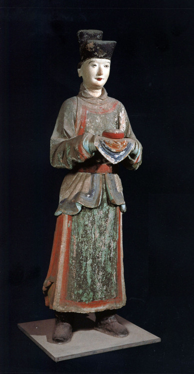 Song dynasty statues of female officers