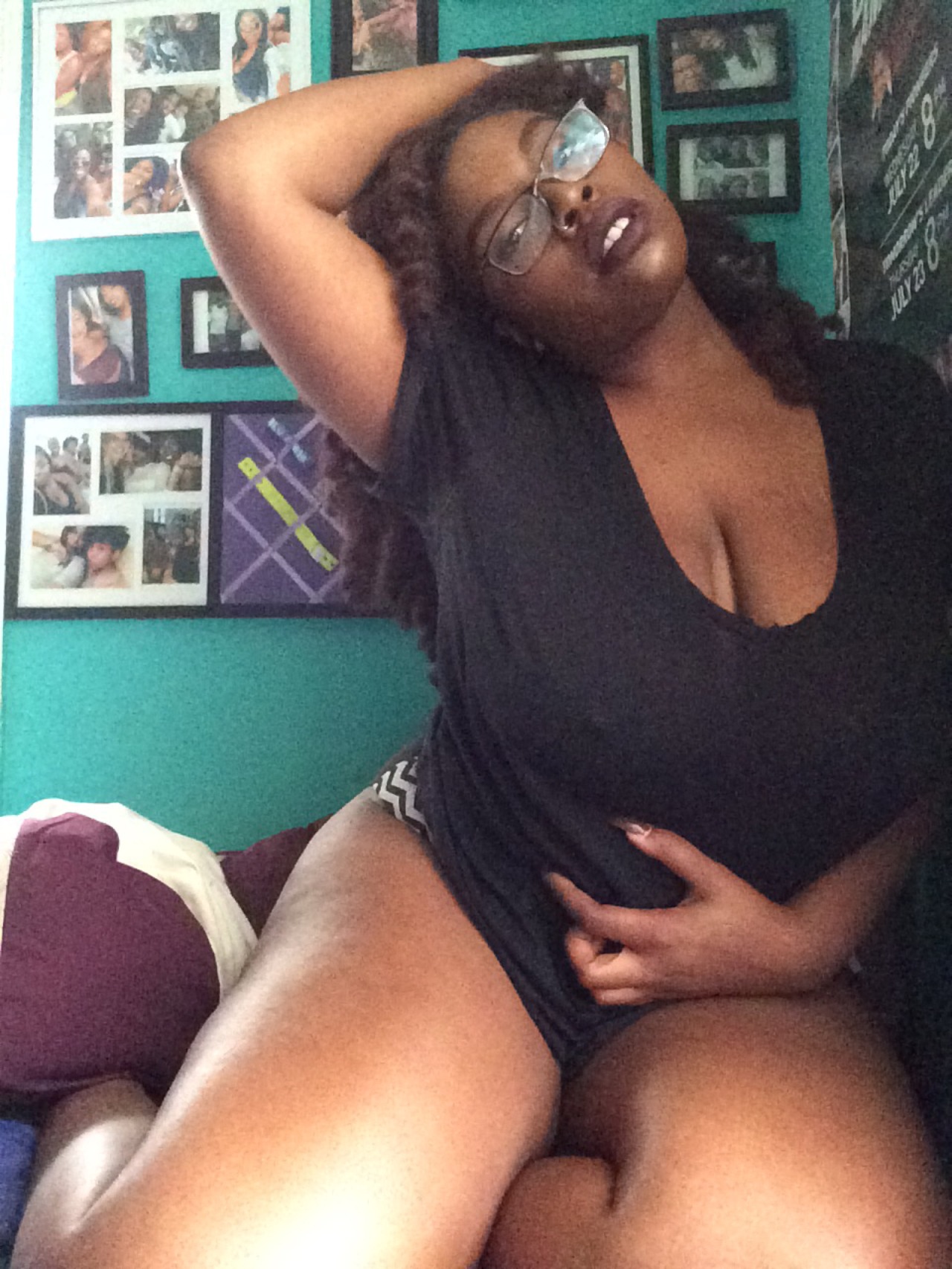 fairyysquaadmother:  Prescription glasses and thunder thighs👓⚡️