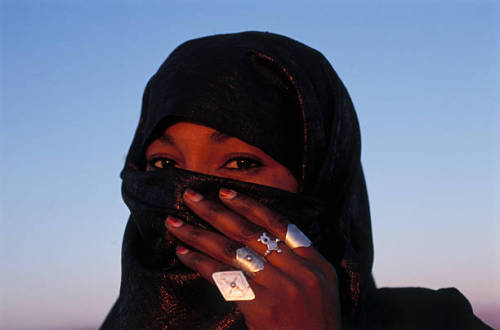 mvtionl3ss: Woman covering face.Photo by Frans Lemmens