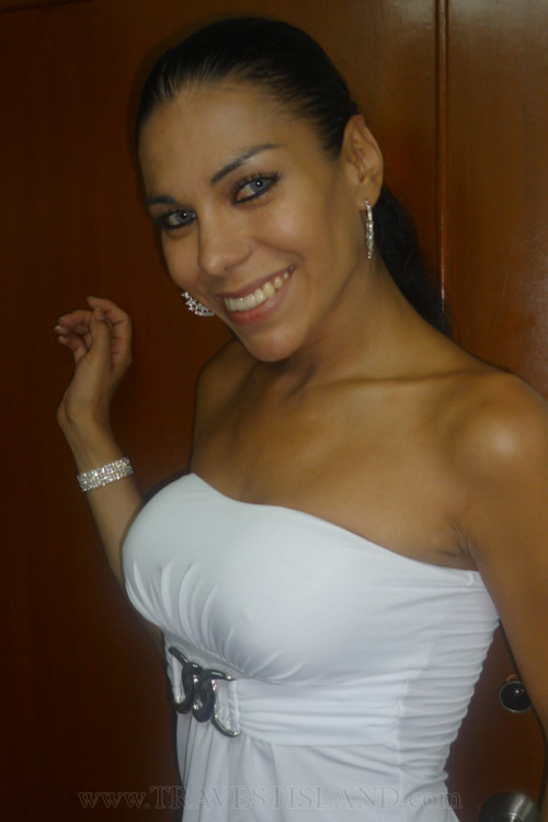 Angie Santodomin, Colombiana