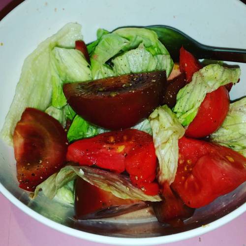 Fave side salad. #cleaneating #lettuce #tomato #adelaidetomato #kumatotomato #seasalt #blackpepper #whitevinegar #foodie #foodporn #saladsofinsta #foodofinstagram