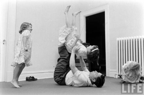 Roger Eskridge plays with his daughters(Francis Miller. 1959)