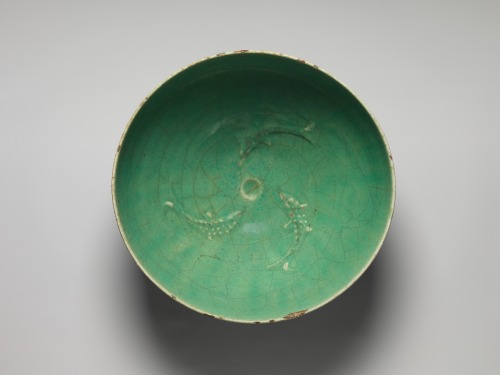 Bowl with fish motifsfirst half of 14th cen, Iran.“Ilkhanid‑period potters in Iran imitated th