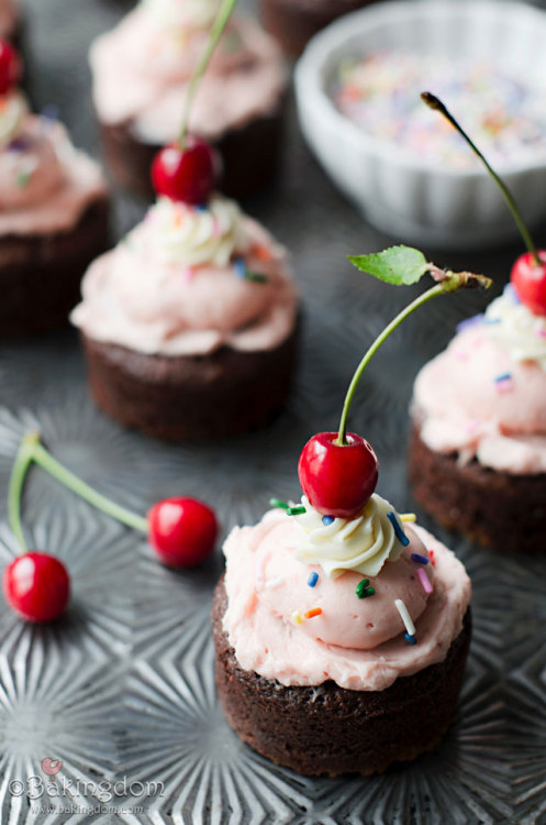 ugly–cupcakes:  Strawberry Brownie Sundae Bites