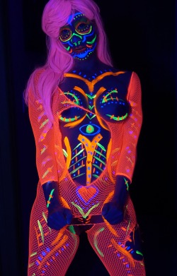 snaubicalsbooty:Blacklight Striptease