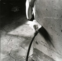 flashofgod:  Francesca Woodman, Untitled,