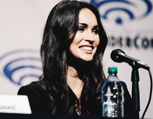 meganfoxslays: megan fox attends wondercon, 2016.