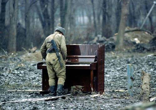 ferdinand-von-portus: Russian soldier playing an abandoned piano in Chechnya in 1994