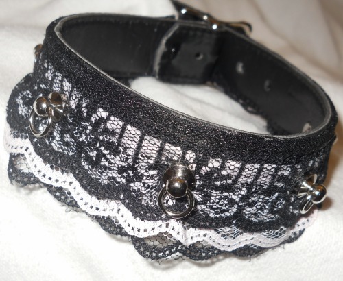 lilsugarmamma:  thespikedcat:  Black and Pink Lace Sub collar (vegan) by NecroLeather  Want.  Pretty :)