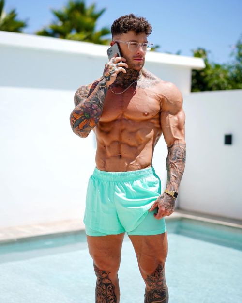 musclecomposition: Fitness model, Lewis Harrison