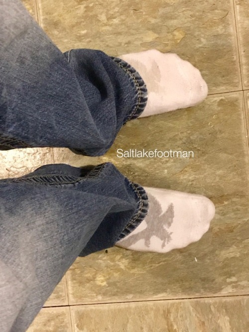 saltlakefootman: I always thought there was something very sexy about baggy jeans and white socks on