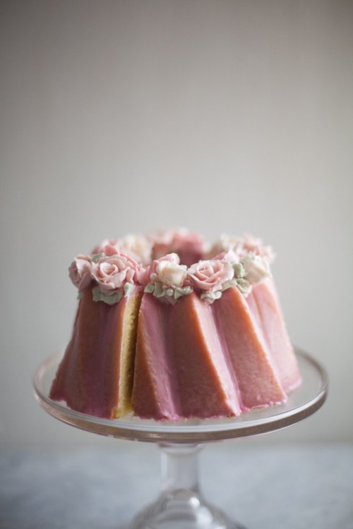 sweetoothgirl:Almond Cake with Buttercream Roses
