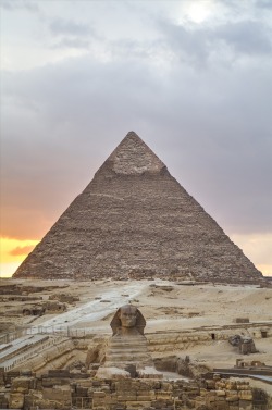 grandegyptianmuseum:Sunset at the Pyramid of Khafre and Sphinx  da würde ich gerne mal hin