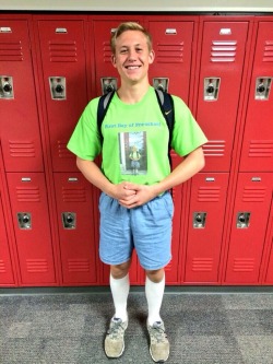 heliolisk:  morebuttermorebetter:  ruinedchildhood:  This guy wore the same outfit on his last day of high school as his first day of preschool.  awwwweee  how could he fit into the same clothes he wore in preschool