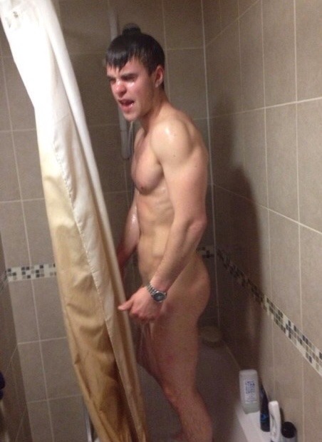 bromocollegestud:  broswithoutclothes:  “So this is the bathroom, that’s Steve back there…” “BRO, LET ME KNOW BEFORE YOU SHOW THE HOUSE!!” “My bad. So anyway, that’s Steve…”  Steve 😍😜