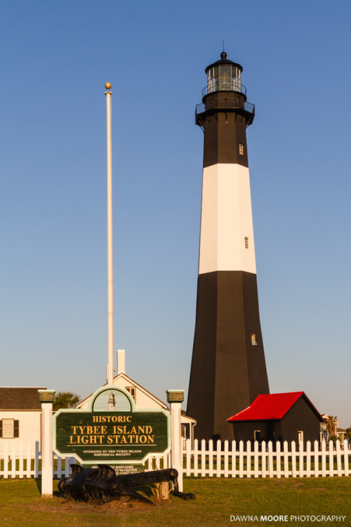 ilovetheworldeverythingeverybody:  Tybee Island Lighthouse, Tybee Island, Georgia by dawnamoorephoto