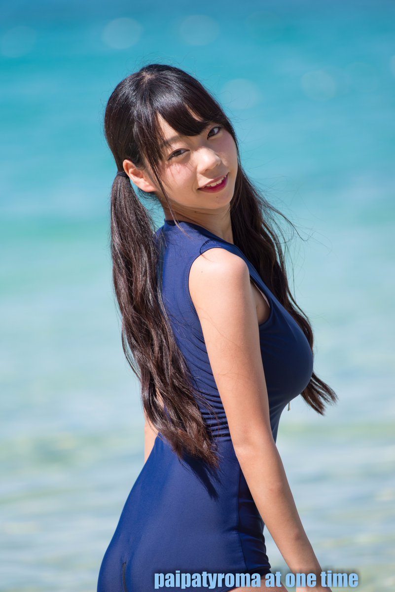 catseye477540:  谷間の見える水着　浜辺