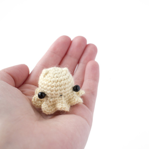 mohustore:Amigurumi of the day no. 35 is a mini dumbo octopus.You can find the free crochet pattern 