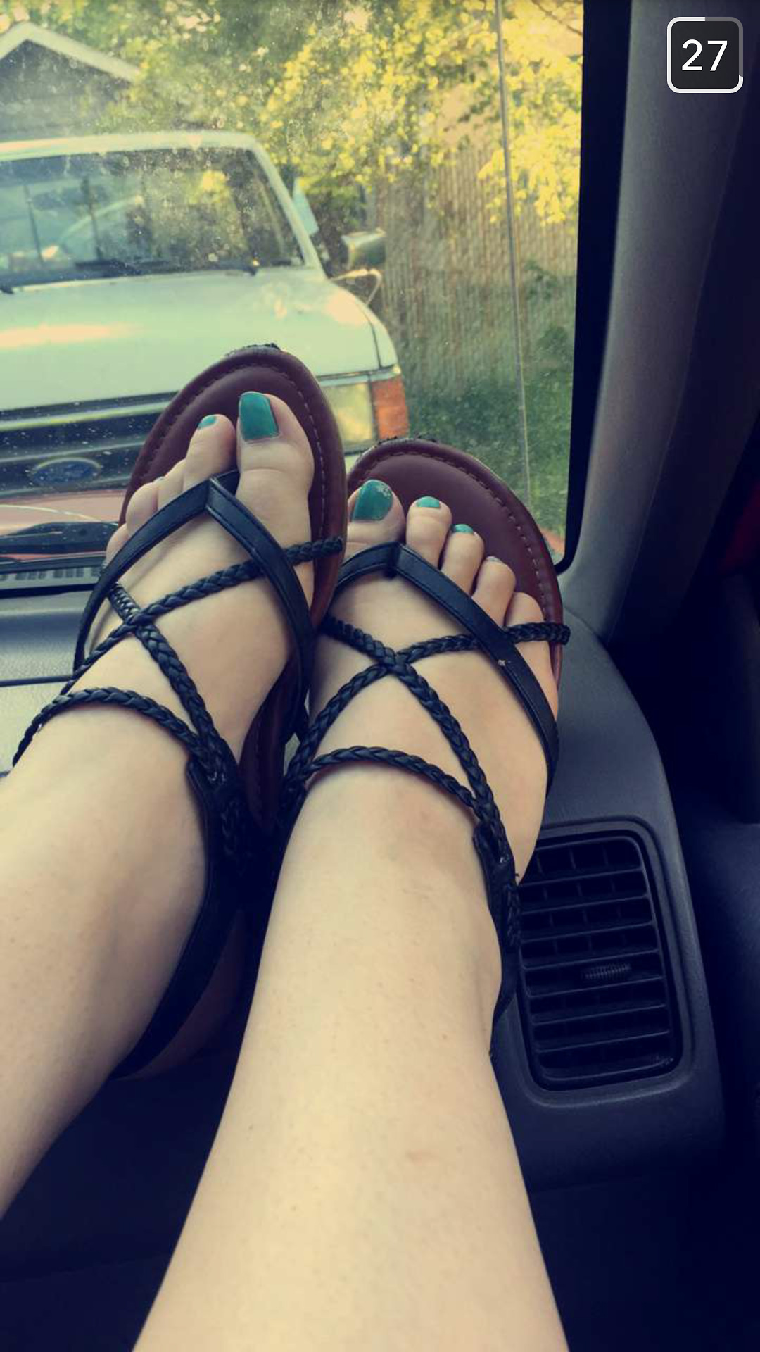 assnfeet:  L showing of her sexy toes, summer ready.