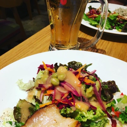 ランチの前菜。サラダにローストポーク、タコのセビーチェ、トルティーヤ。ビールつき❤️ #ランチ #前菜 #サラダ #ローストポーク #タコ #セビーチェ #トルティーヤ #ビール #lunch #sa