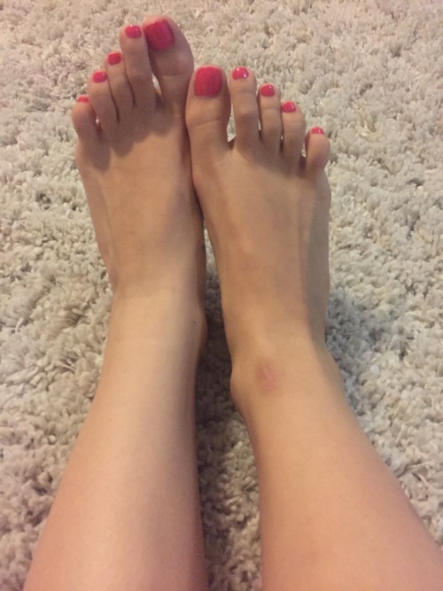 Beautiful feet, mama!! WOW!!Enjoy more amateurs having fun or send your submission to www.amateurlovin.tumblr.com