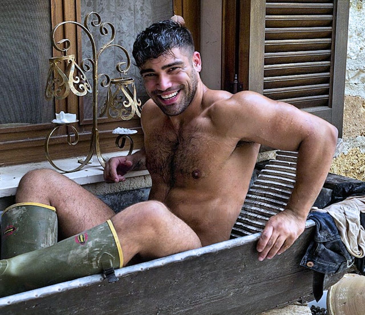 hairystylz:  angel-amable:  Tiene unos abdominales que parecen una tabla de lavar.