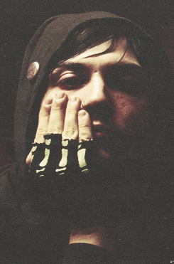 fronkenweenie:  frank iero’s skeleton gloves appreciation post 