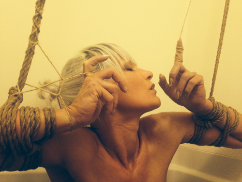 gorgone-kinbaku:  Ropes & pictures : Gorgone Model : Uchuu Tokyo 2014 