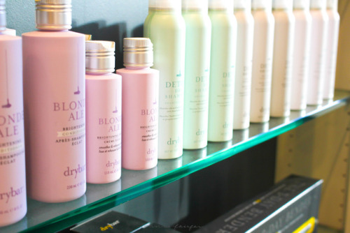 My first visit to @drybar up on the blog!  anniewearsit.com/2017/02/20/drybar-chicago/