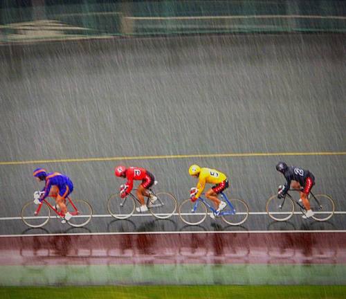 mepe2: Hard racing in the heavy rain at Nara Keirin, Nara, Japan. #cycling #cyclelife #cyclesport #b