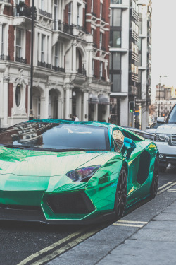 avenuesofinspiration:  Green Aventador | Source © | AOI