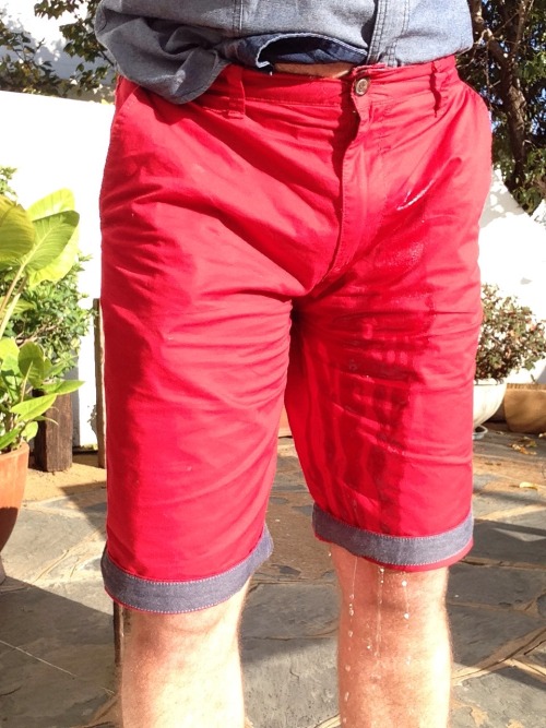 sabound2bfun:  Oh dear, I wet my new red shorts… 