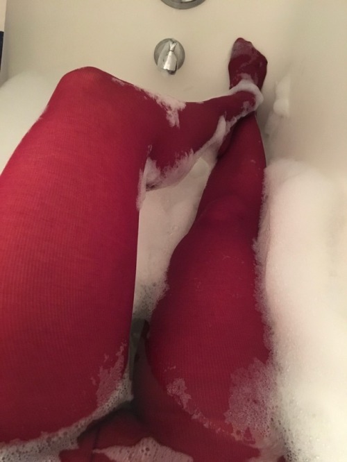 Without a doubt, Ororo looks amazing in tights. But Ororo in wet tights is just too incredible to de