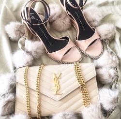 chanel-and-louboutins:  Poshandglamour