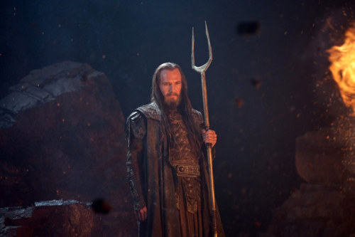 Ralph Fiennes como Hades en Furia y Ira de titanes