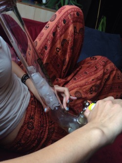 trippy-dudee:   tief-ist-unser-fall:  Bong