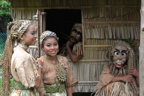 Malaysian women of the Mah tribe