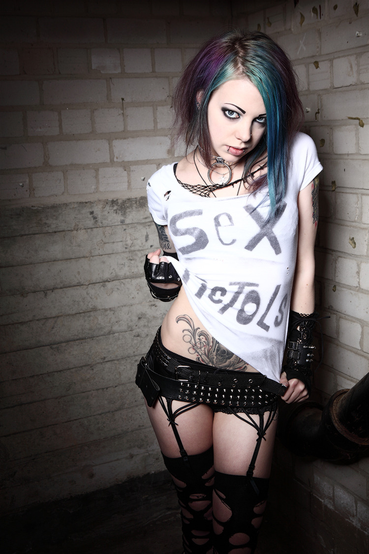 hatedxlove:  photo by Icemotionmodel/mua/styling: me   