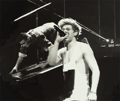 brownbeautifulbroke:Harry and Liam being idiots during She’s Not Afraid 