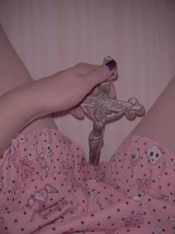 mistressrachel666: I love a crucifix derp