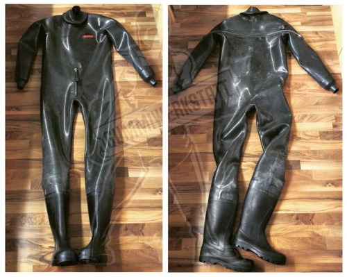 1,5 mm heavy rubber suit with dry-suit zips, tight neck and wrist seals and attached rubber boots. W