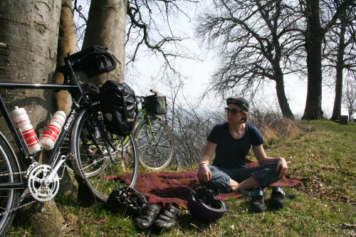thecyclinggeneration: Sunny day in Copenhagen. Surly ride to our new favorite green spot. And coffee