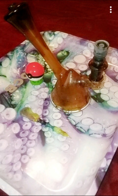 glassbandit:Got a cool new dab tray today next to the club my friend dances at :) finally a steady place to put my stuff